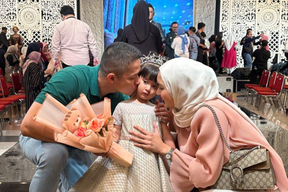 7 Potret Sera, Anak Kevin Liliana, Perdana Ikut Fashion Show