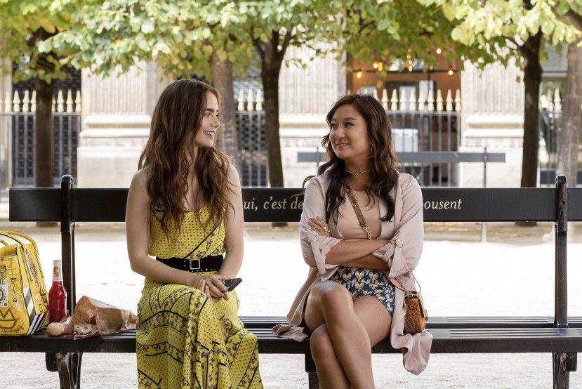 Lily Collins dan Ashley Park di series Emily in Paris (dok. Netflix/Emily in Paris)