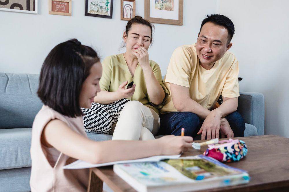 ilustrasi orangtua dan anak (pexels.com/Annushka Ahuja)