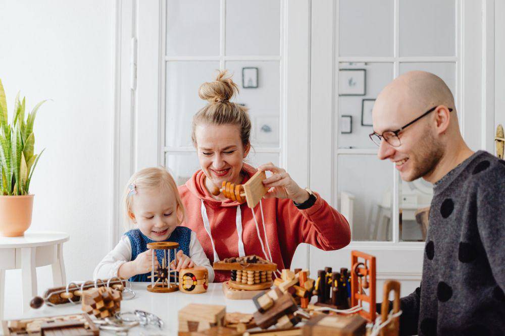 ilustrasi orangtua dan anak (pexels.com/Karolina Grabowska)