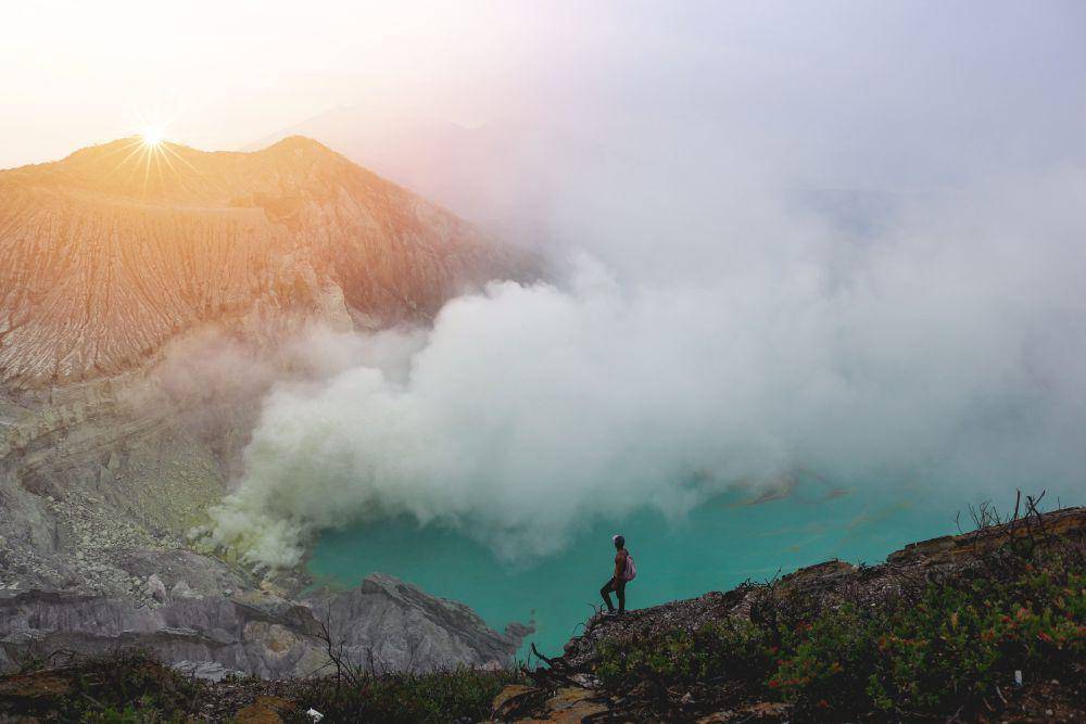 Kawah Gunung Ijen di Banyuwangi. (unplash.com/Saddam S Gabrielle)