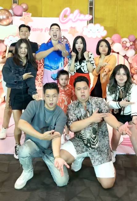 potret keluarga Clayton bareng selebgram di syukurang Celine (instagram.com/lizzebethmua)