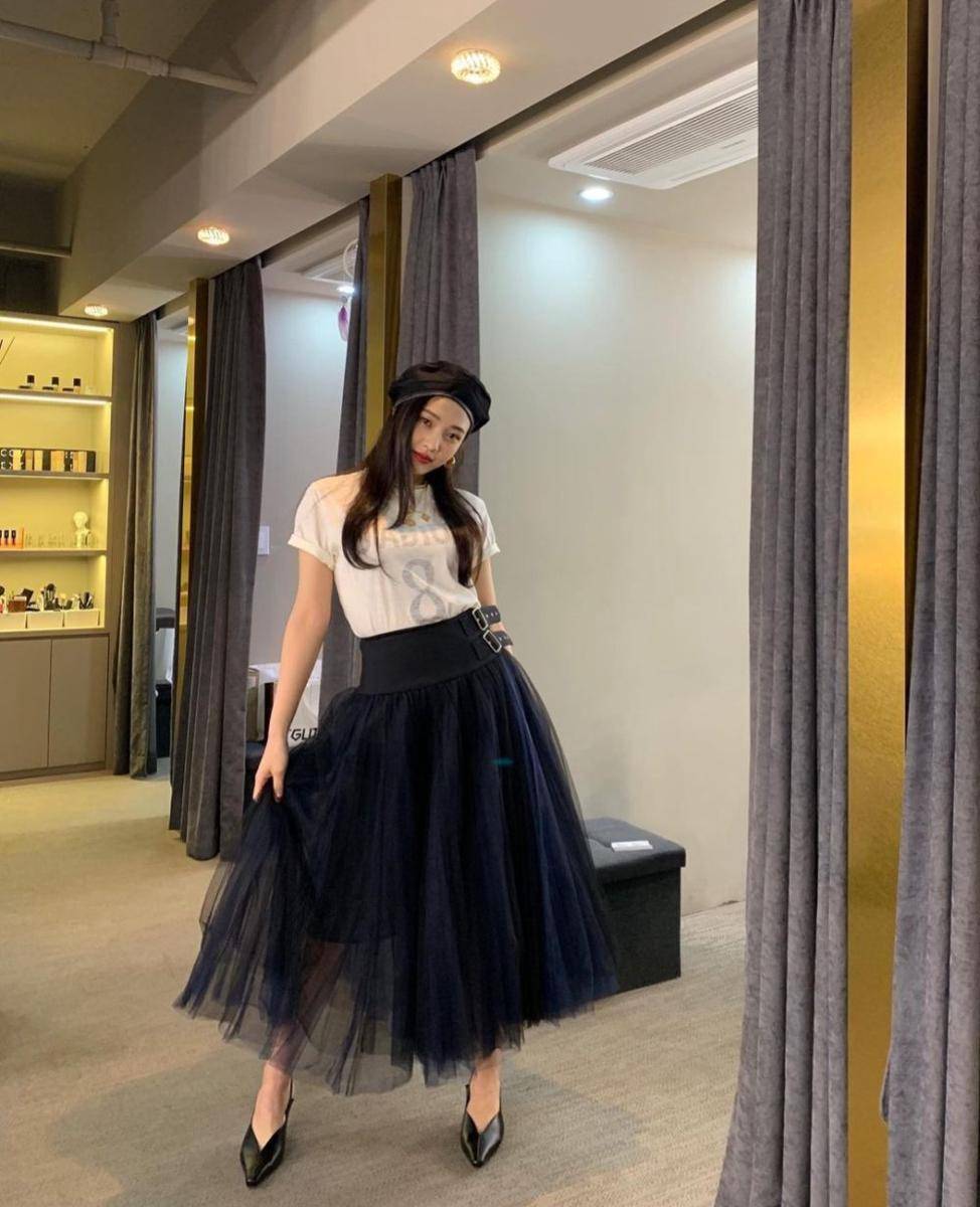 Inspirasi OOTD dengan topi ala Joy Red Velvet (instagram.com/_imyour_joy)