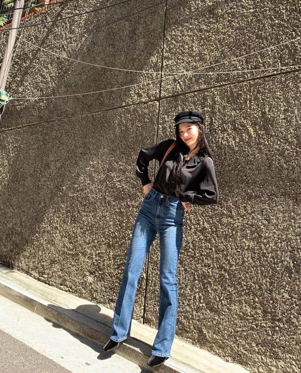 Inspirasi OOTD dengan topi ala Joy Red Velvet (instagram.com/_imyour_joy)