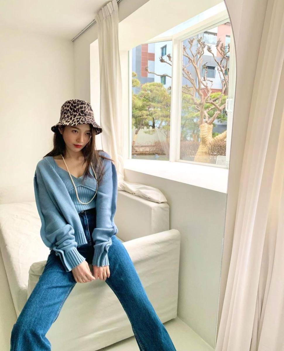 Inspirasi OOTD dengan topi ala Joy Red Velvet (instagram.com/_imyour_joy)