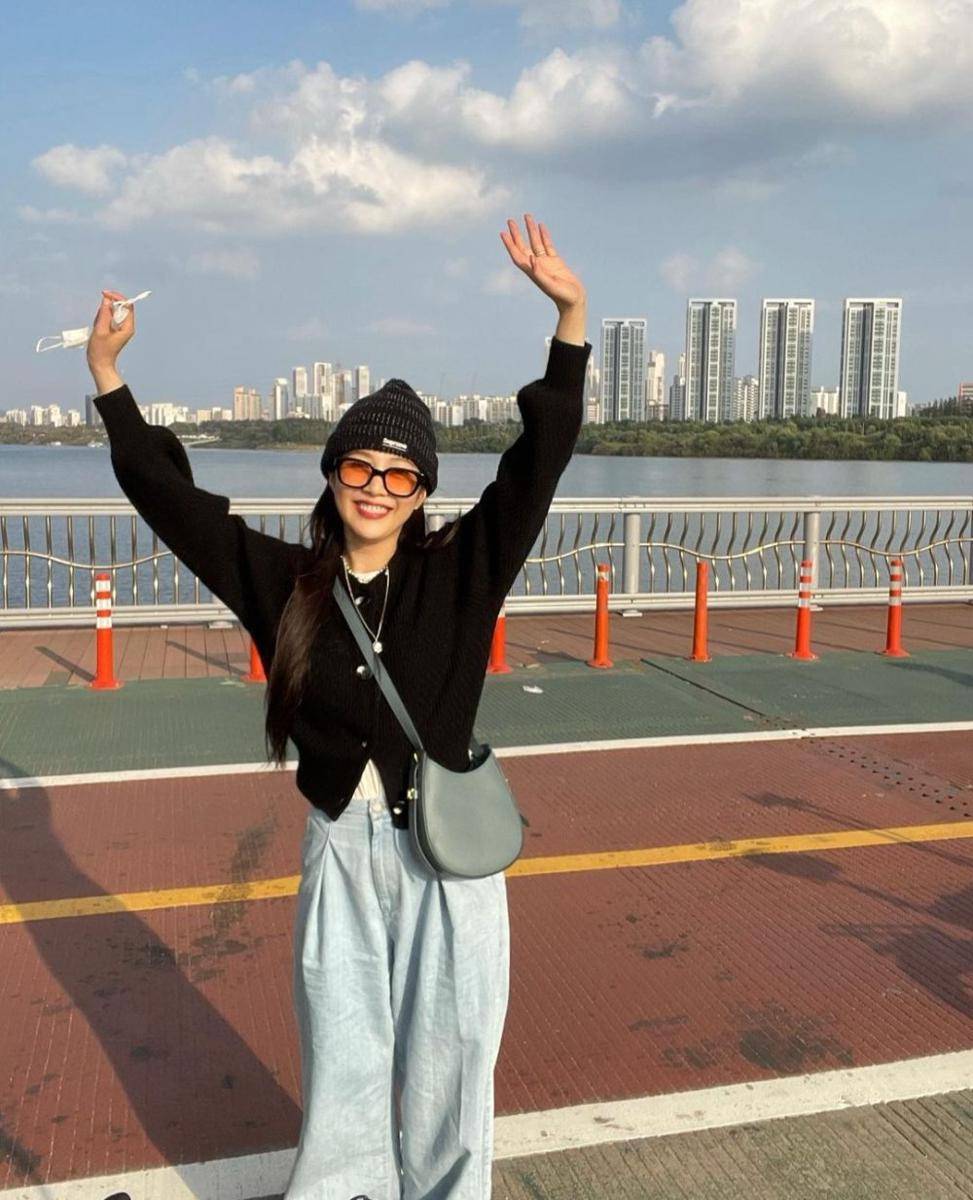 Inspirasi OOTD dengan topi ala Joy Red Velvet (instagram.com/_imyour_joy)