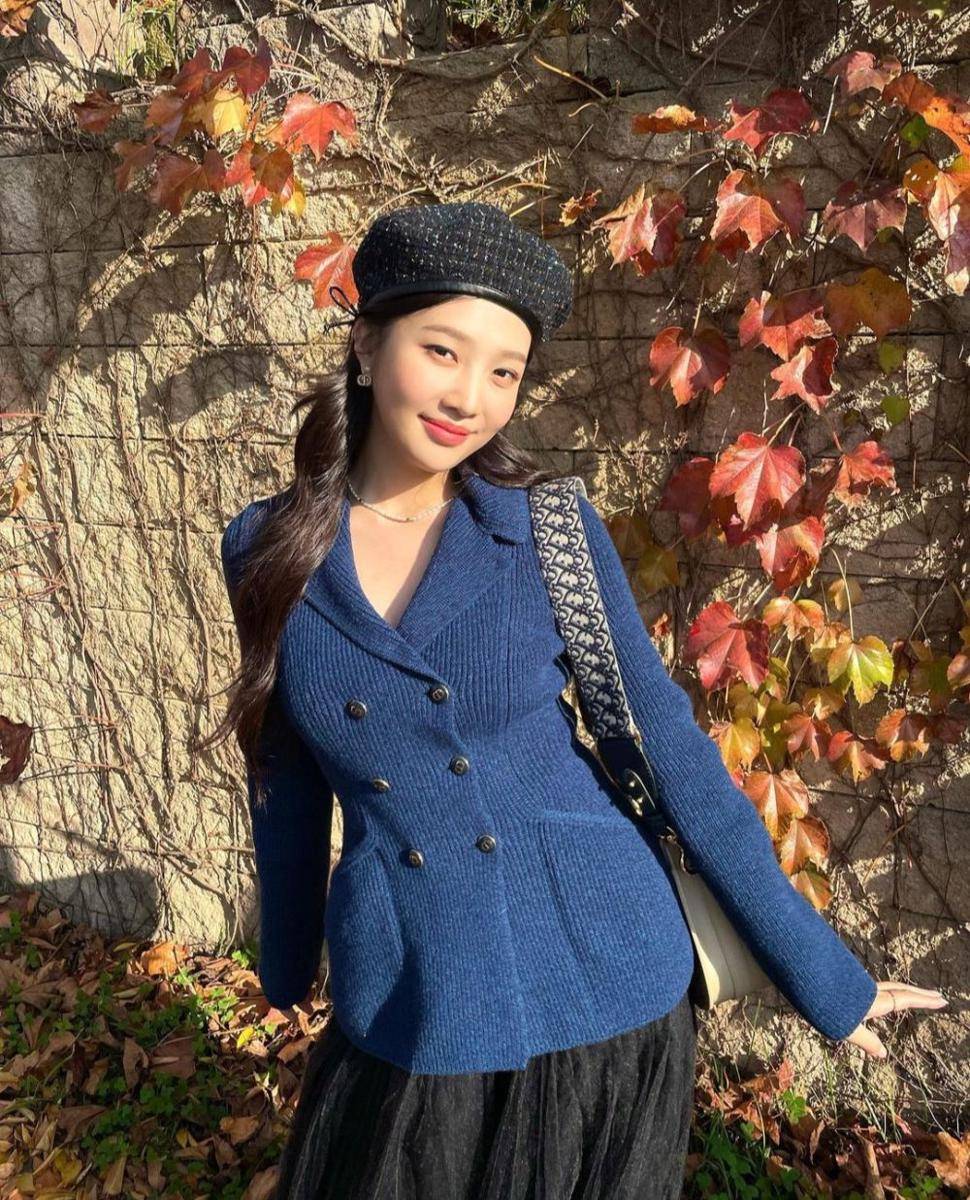 Inspirasi OOTD dengan topi ala Joy Red Velvet (instagram.com/_imyour_joy)