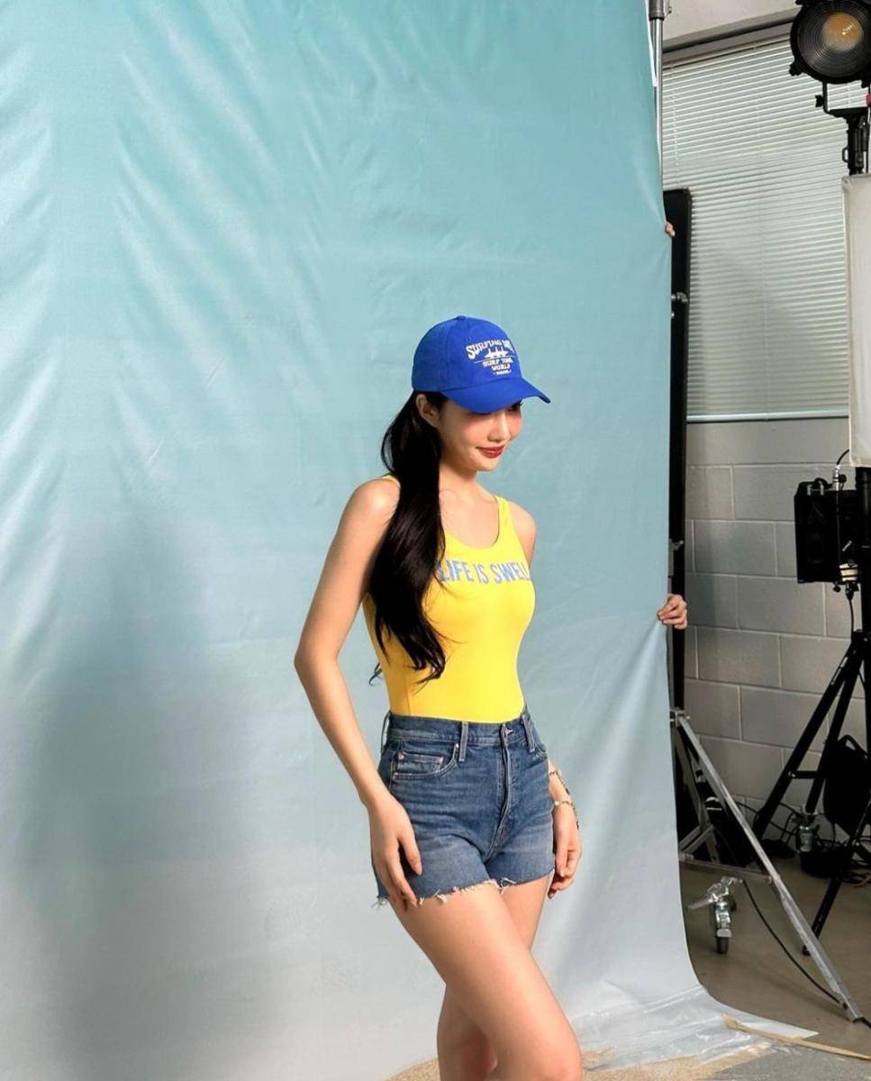 Inspirasi OOTD dengan topi ala Joy Red Velvet (instagram.com/_imyour_joy)