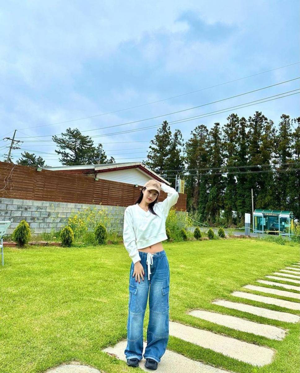 Inspirasi OOTD dengan topi ala Joy Red Velvet (instagram.com/_imyour_joy)