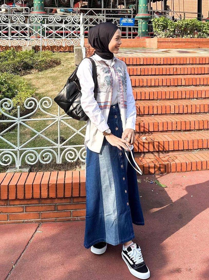 OOTD bawahan jeans hijab (instagram.com/febiolanabilaa)