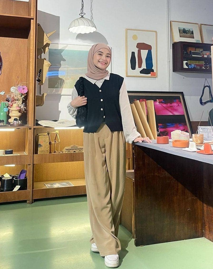 OOTD hijab vintage kasual (instagram.com/taniaaa.dn)