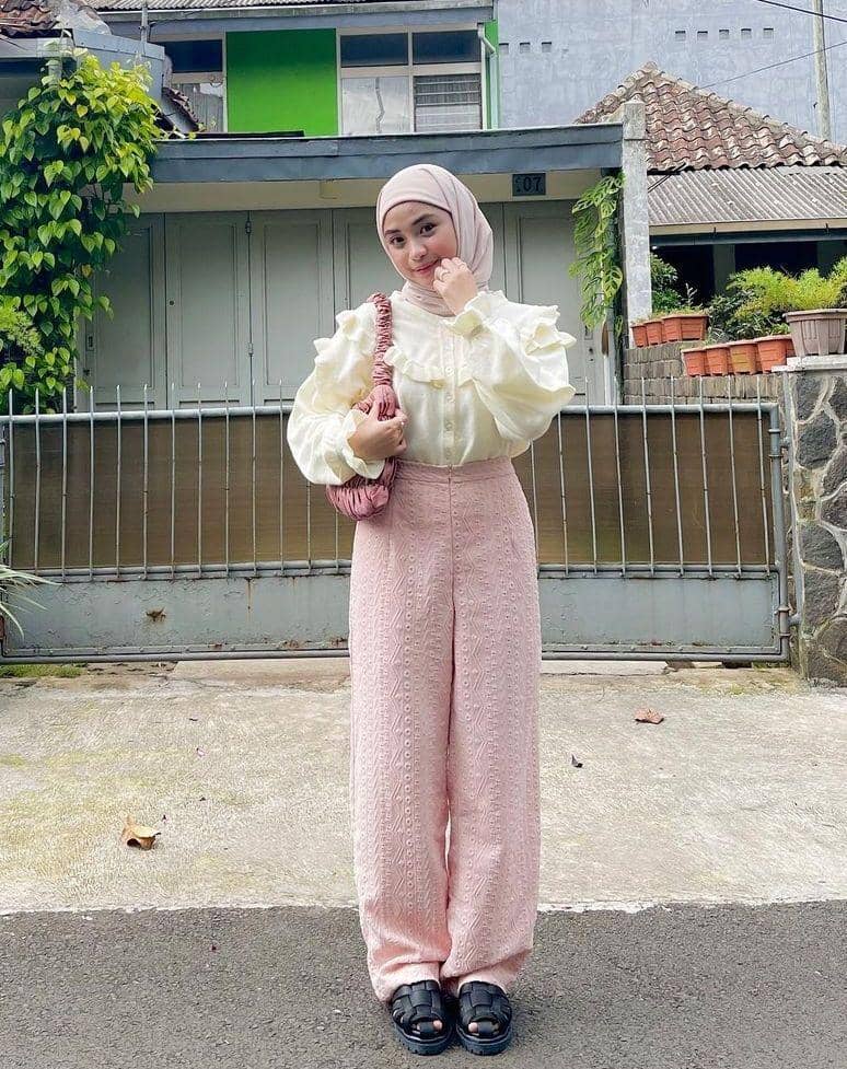 OOTD hijab vintage kasual (instagram.com/taniaaa.dn)