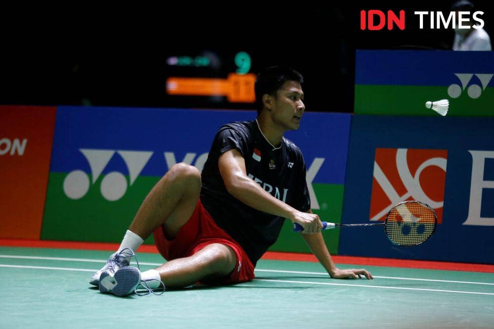 Tegar Sulistio tumbang dari rekannya sesama pelatnas Alwi Farhan di semi final Xpora Indonesia International Challenge 2023 di GOR PBSI Sumut, Sabtu (2/9/2023) (IDN Times/Doni Hermawan)