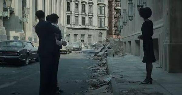 Winston melihat orang jatuh dari atap hotel ( Dok. Amazon Prime Video / The Continental )