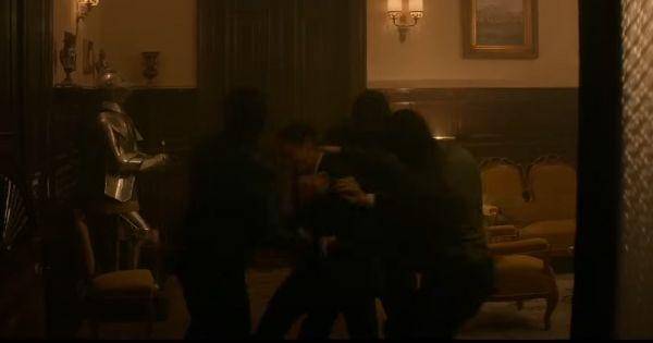 Winston dikeroyok para penculik ( Dok. Amazon Prime Video / The Continental )