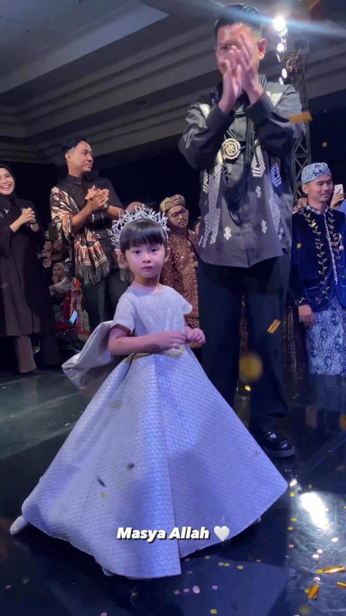 potret Seraphine perdana ikut fashion show Ayung Berinda (instagram.com/kevinlln)