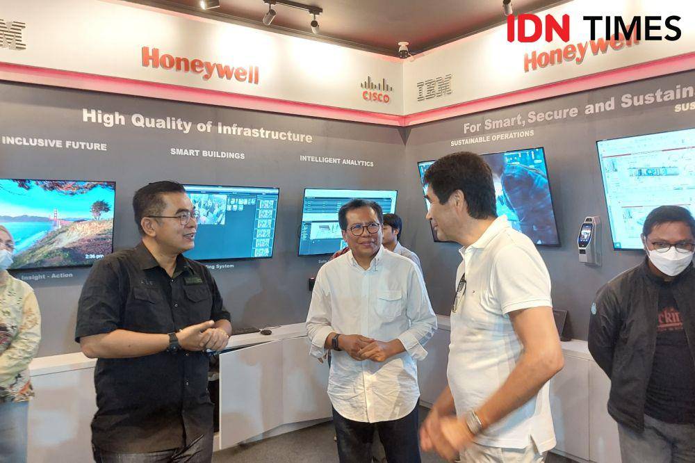 Deputi Bidang Transformasi Hijau dan Digital Otorita Ibu Kota Nusantara (IKN), Mohammed Ali Berawi bersama Duta Besar Indonesia utnuk Kazakhstan, Fadjroel Rachman dan pengusaha Kazakhstan (IDN Times/Fatmawati)