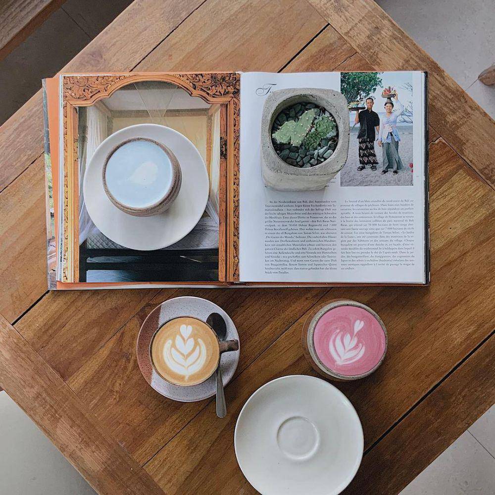 Secangkir kopi yang akan menemanimu di Jikaa Coffee x Eatery (Instagram.com/@jikaa.bali)