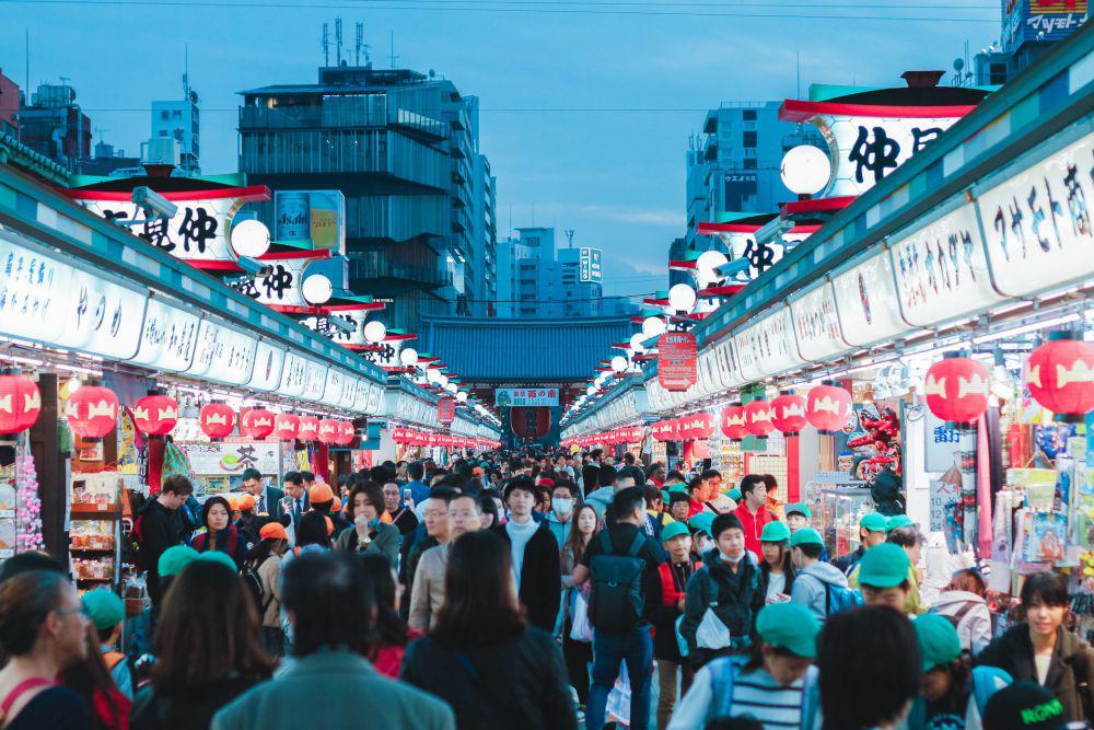 potret Nakamise Street di kawasan Asakusa, Tokyo, Jepang (unsplash.com/Benjamin Wong)
