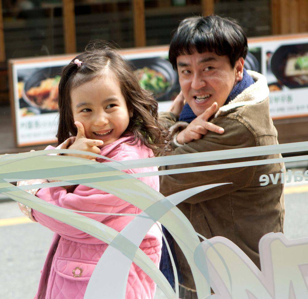 Ryu Seung Ryong dan Gal So Won di film Miracle in Cell No.7 (dok. FineWorks/Miracle in Cell No.7)