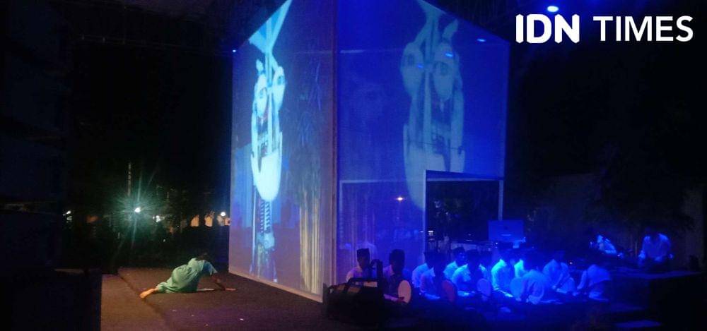 Pertunjukan silang media di pembukaan FKSM 2023 bertempat di Taman Budaya NTB, Minggu (3/9/2023) malam. (IDN Times/Muhammad Nasir)