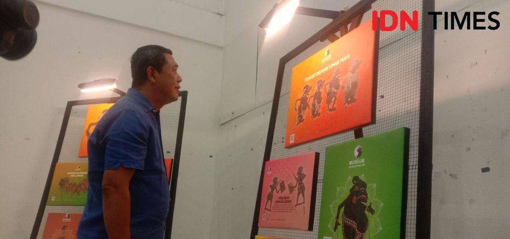 Direktur Perfilman, Musik, dan Media Ditjen Kebudayaan Kemendikbudristek, Ahmad Mahendra meninjau pameran seni di ajang FKSM 2023 di Taman Budaya NTB, Minggu (3/9/2023). (IDN Times/Muhammad Nasir)