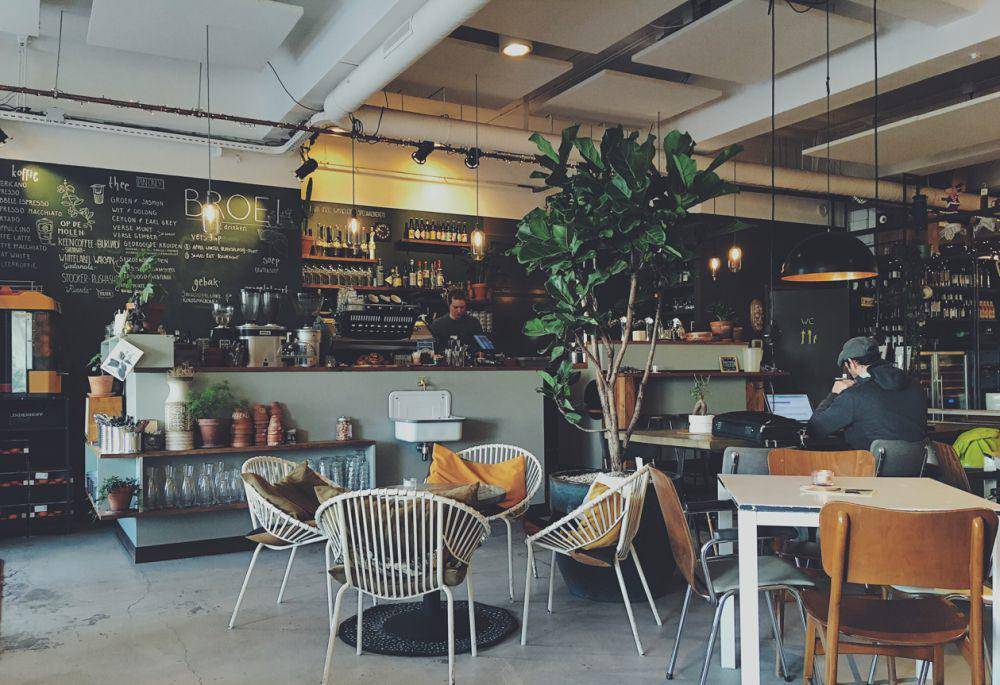 Ilustrasi suasana sebuah coffee shop yang nyaman (Unsplash.com/daan evers)