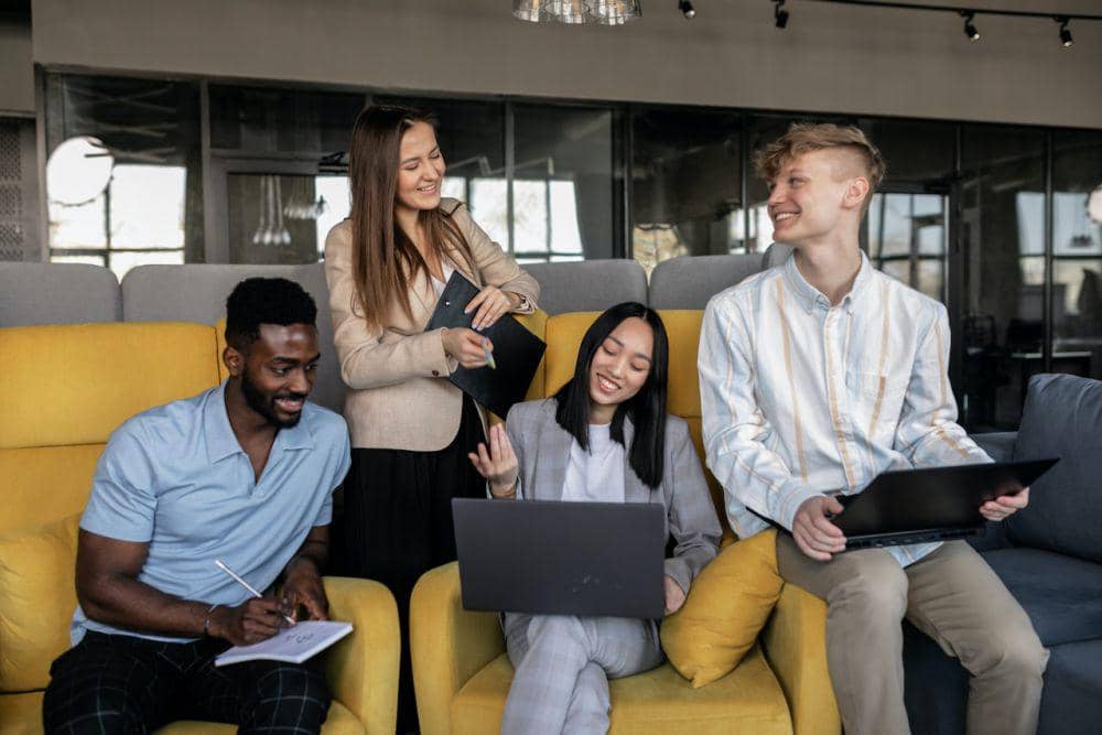 ilustrasi suasana kantor (pexels.com/Alena Darmel)