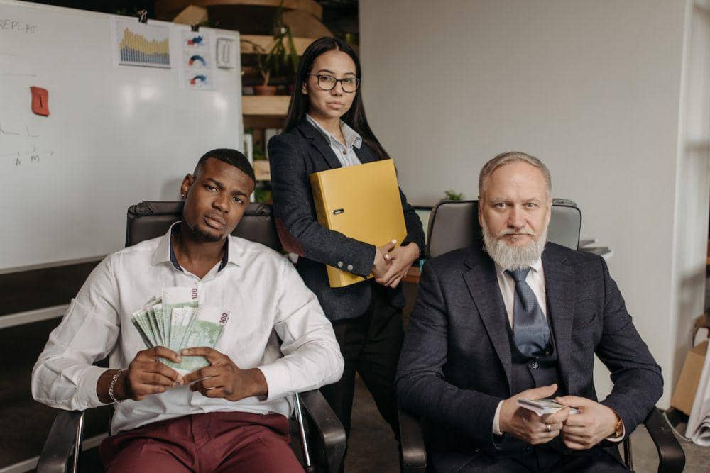 ilustrasi karyawan memegang uang (pexels.com/Pavel Danilyuk)