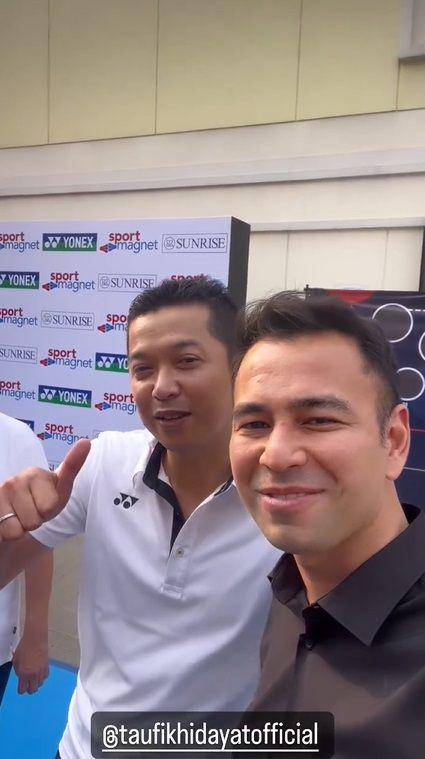 potret Raffi Ahmad di grand opening toko olahraga Taufik Hidayat (instagram.com/raffinagita1717)