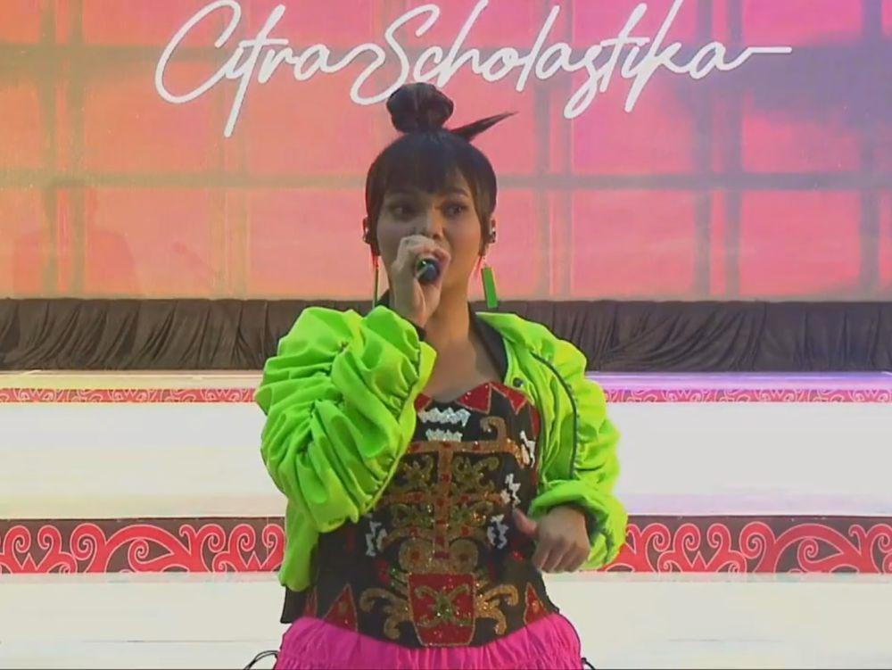 9 Potret Citra Scholastika saat Manggung Pakai Busana Khas Kalteng