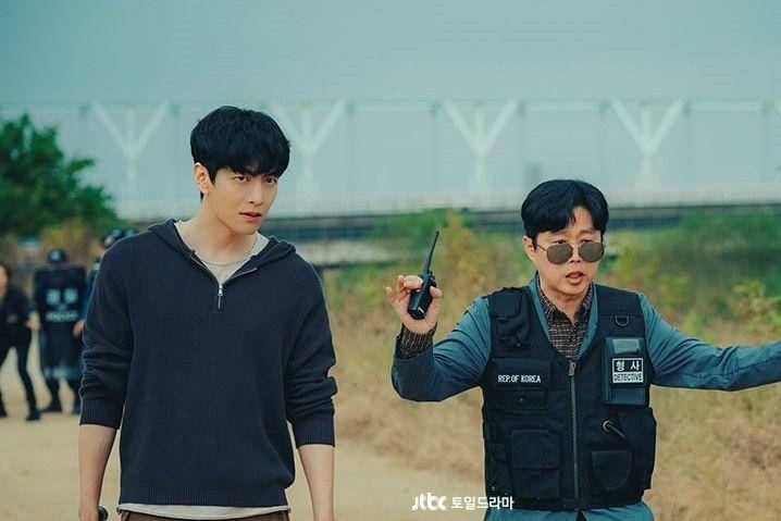 Moon Jang Yeol (Lee Min Ki) dan Won Jong Muk (Kim Hee Won) dalam drama Behind Your Touch (instagram.com/jtbcdrama)