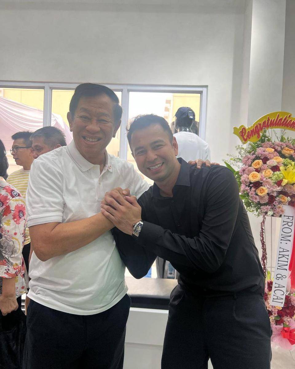 potret Raffi Ahmad di grand opening toko olahraga Taufik Hidayat (instagram.com/raffinagita1717)