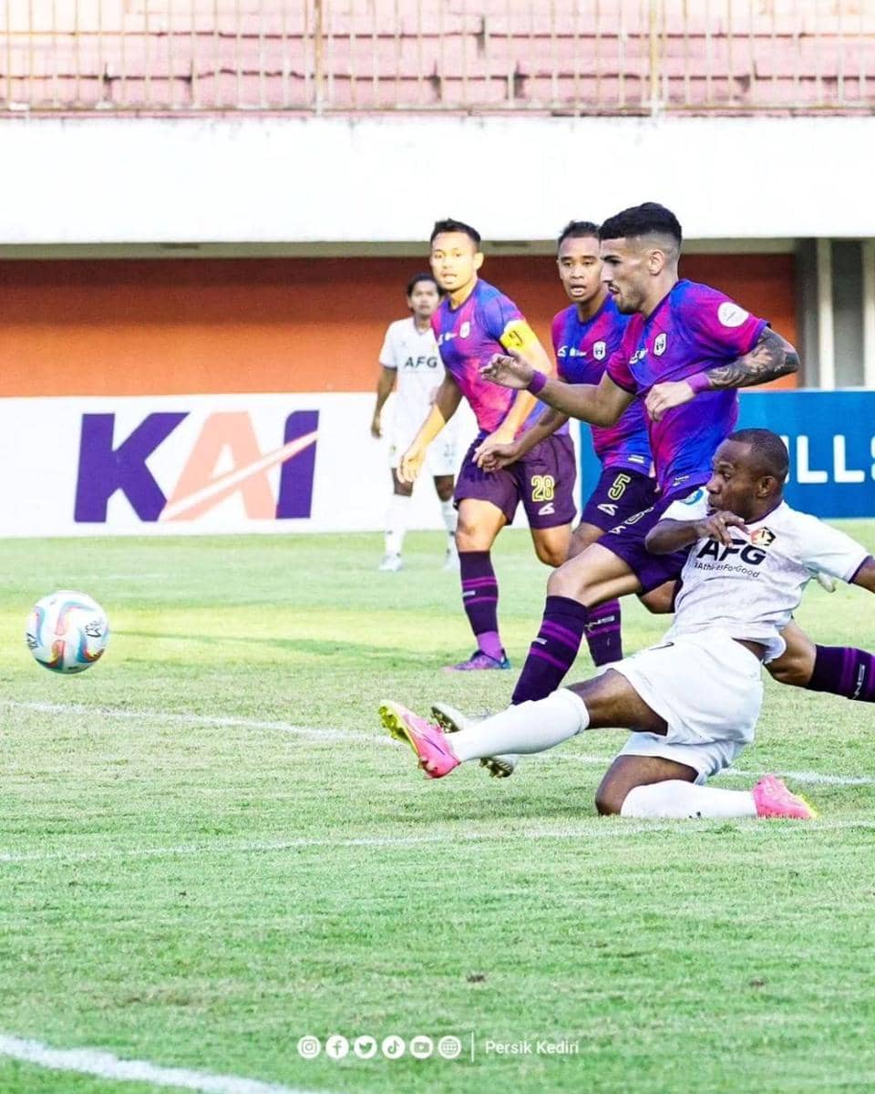 Pemain Persik Kediri saat melawan RANS Nusantara FC. instagram.com/persikfcoffcial