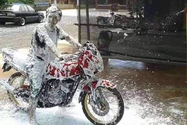 9 Potret Kelakuan Kocak Orang saat Cuci Motor, Gak Bahaya ta?