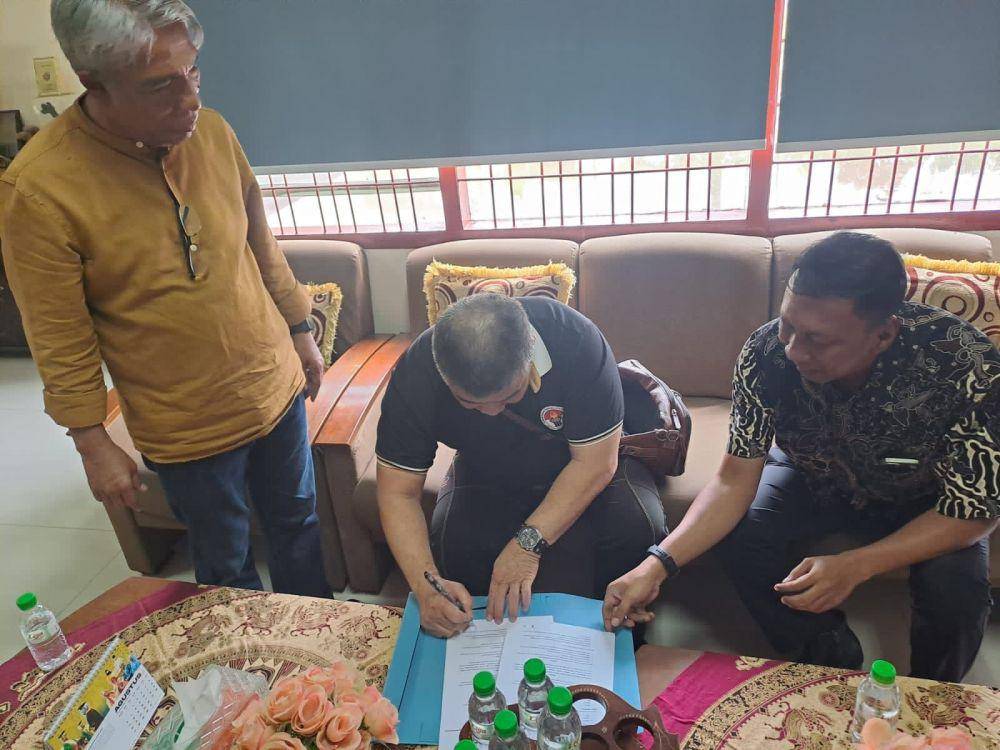 Penandatanganan kontrak Bambang Prakarasa sebagai pelatih pelatda judo Sumut disaksikan Ketum PJSI Sumut Muhammad Arief Fadhillah (Dok.PJSI Sumut)