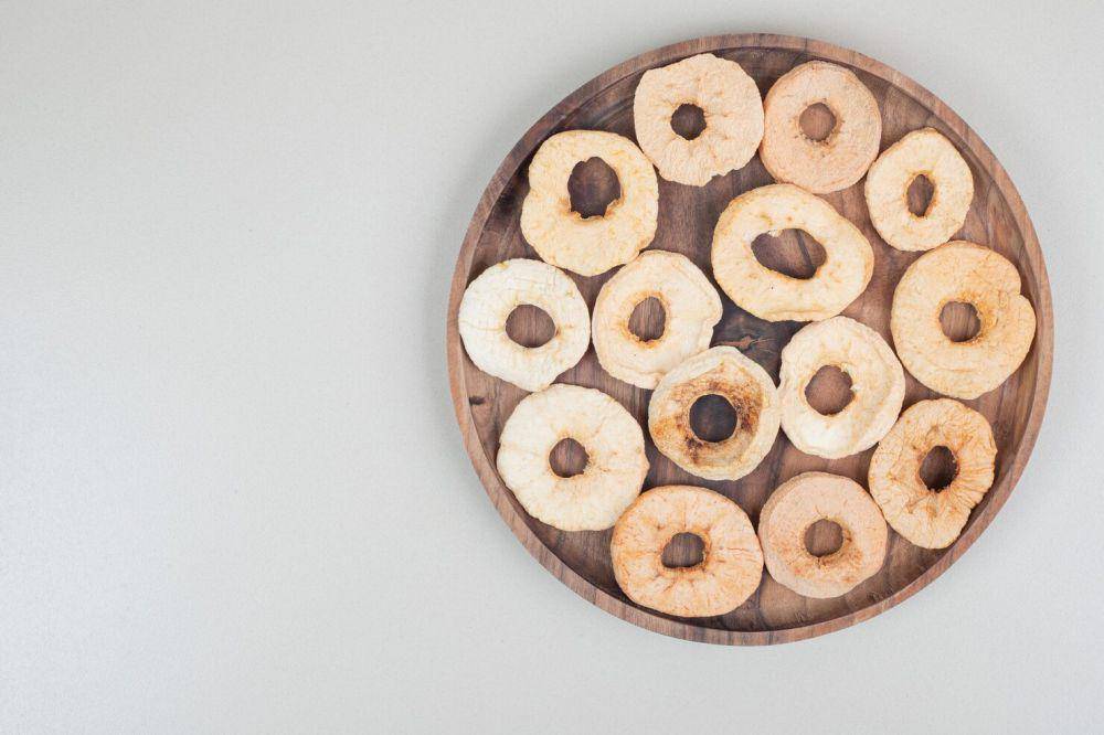 ilustrasi donat apel (freepik.com/Azerbaijan_Stockers)