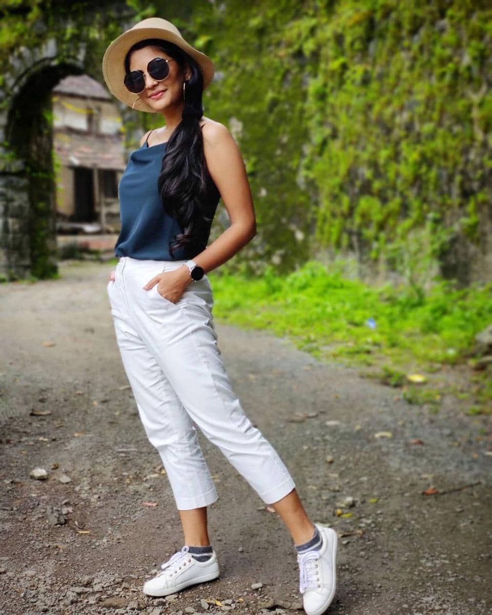 referensi outfit feminin ala Megha Chakraborty (instagram.com/chakrabortymegha)