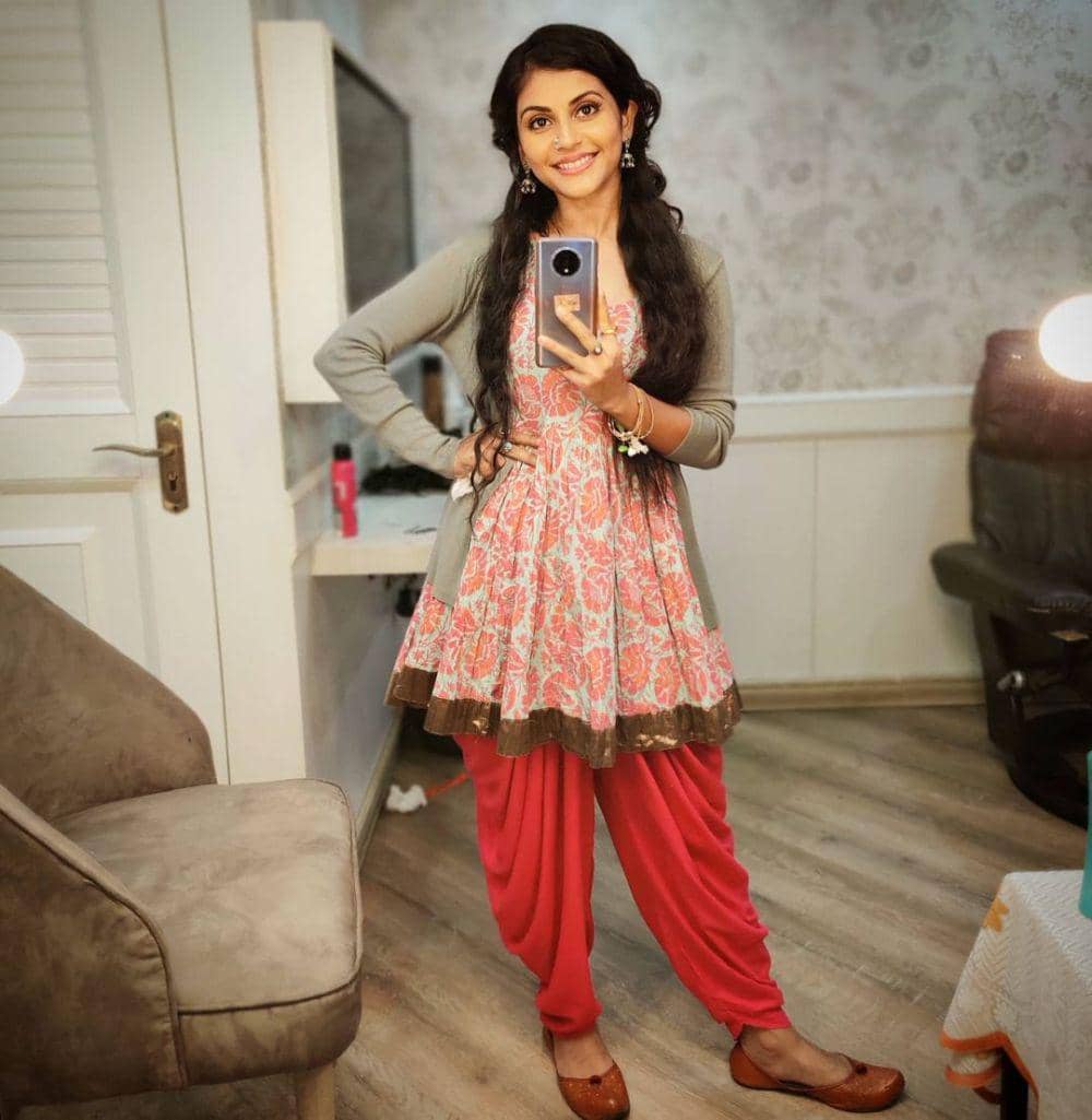 referensi outfit feminin ala Megha Chakraborty (instagram.com/chakrabortymegha)