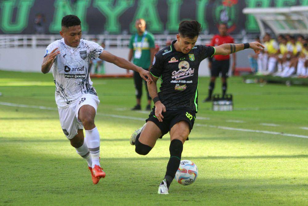 Pesepak bola Persebaya Bruno Moreira Soares (kanan) berusaha melewati pesepak bola Borneo FC Muhammad Fajar Fathurrahman (kiri) saat pertandingan Liga 1 di Stadion Gelora Bung Tomo, Surabaya, Jawa Timur, Minggu (3/9/2023). ANTARA FOTO/Moch Asim/nz