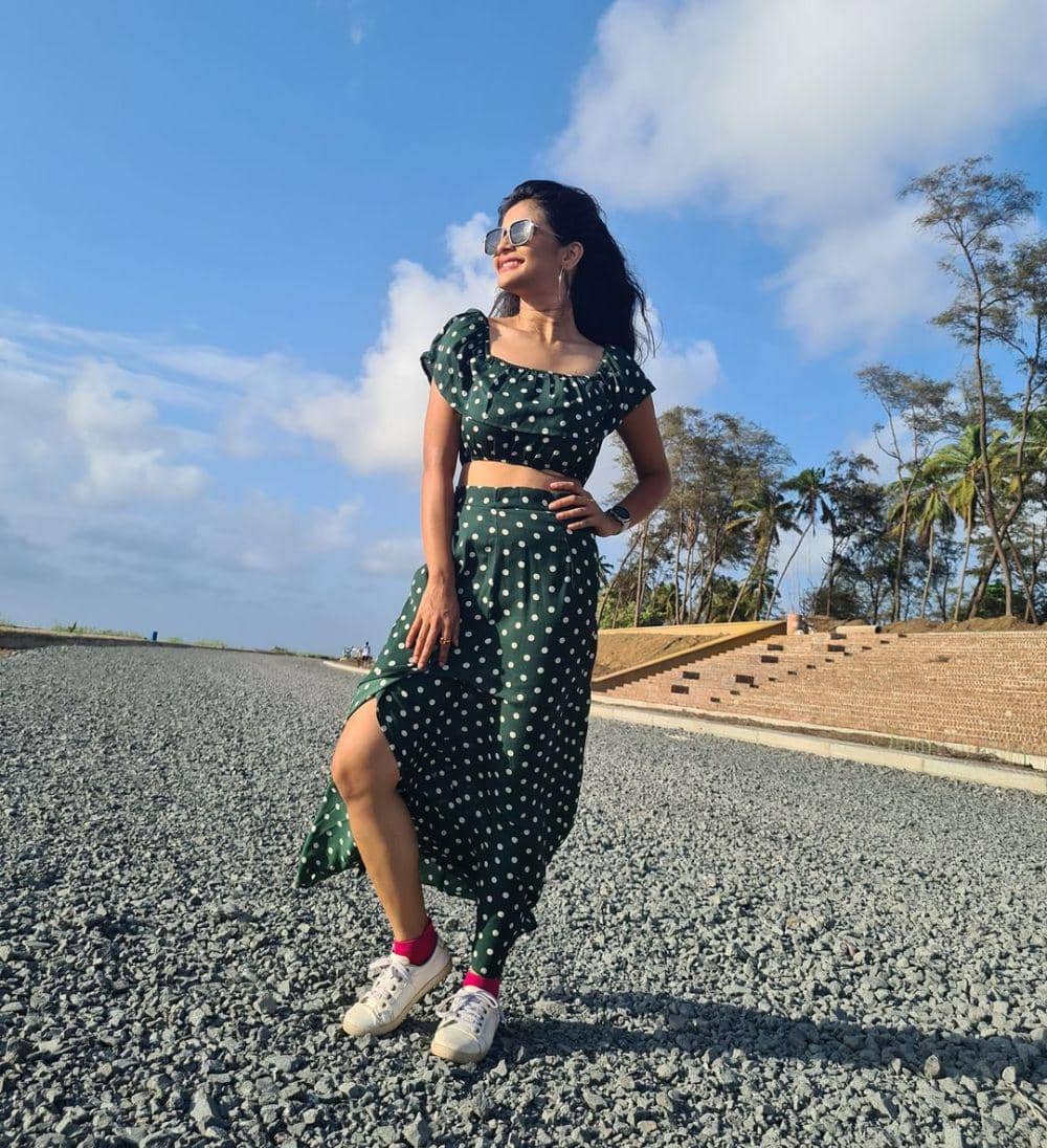 referensi outfit feminin ala Megha Chakraborty (instagram.com/chakrabortymegha)