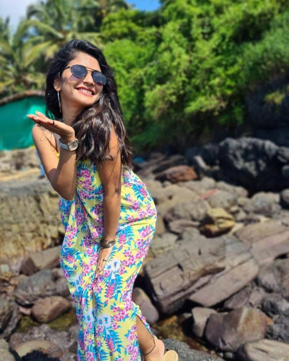 referensi outfit feminin ala Megha Chakraborty (instagram.com/chakrabortymegha)