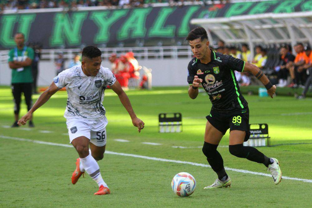 Pesepak bola Persebaya Bruno Moreira Soares (kanan) berusaha melewati pesepak bola Borneo FC Muhammad Fajar Fathurrahman (kiri) saat pertandingan Liga 1 di Stadion Gelora Bung Tomo, Surabaya, Jawa Timur, Minggu (3/9/2023). ANTARA FOTO/Moch Asim/nz