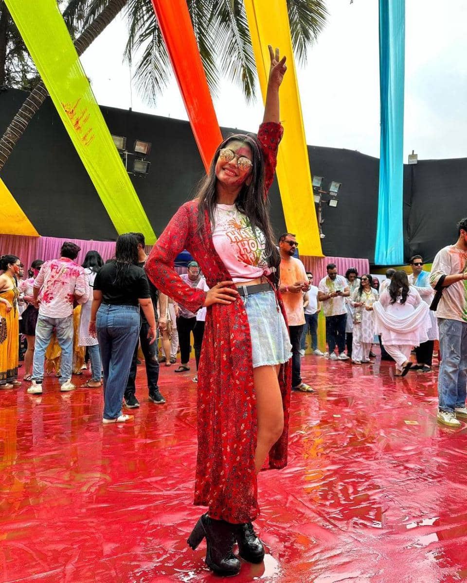 referensi outfit feminin ala Megha Chakraborty (instagram.com/chakrabortymegha)