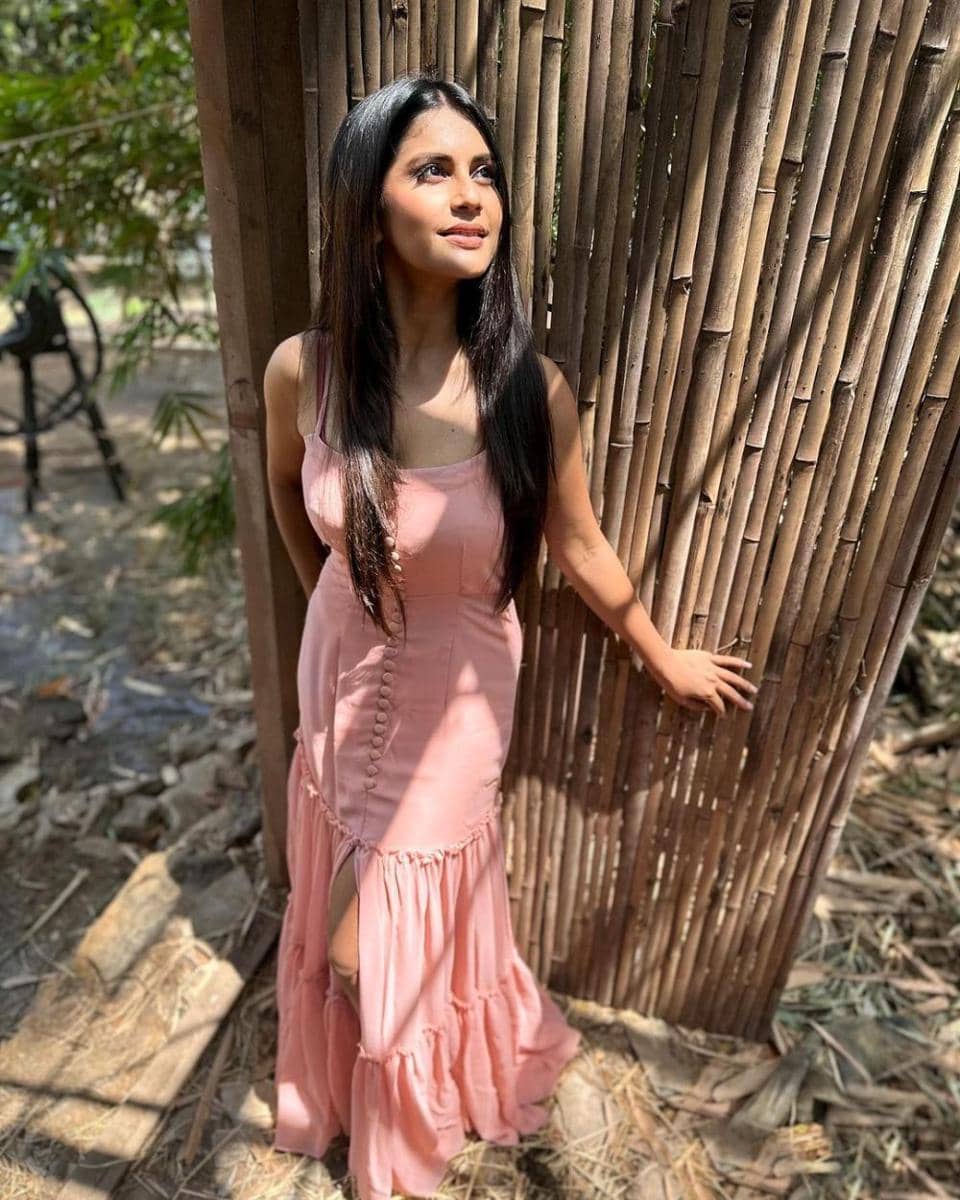 referensi outfit feminin ala Megha Chakraborty (instagram.com/chakrabortymegha)