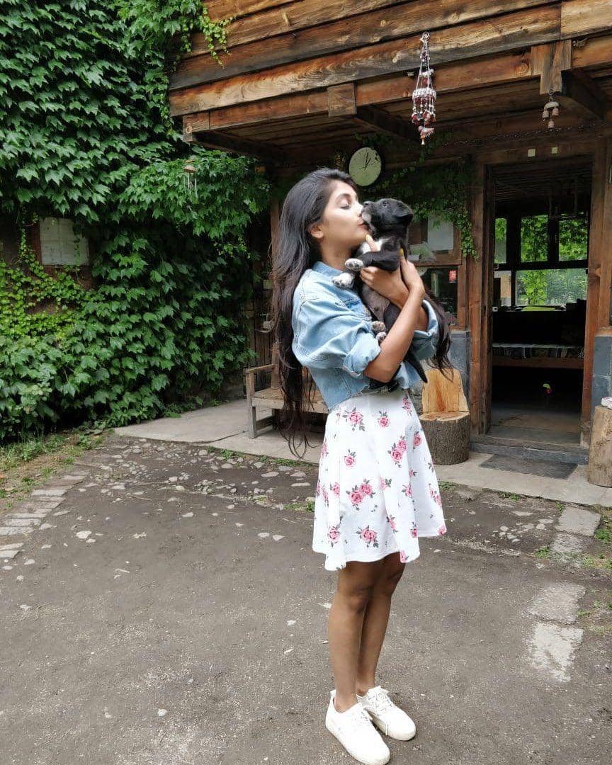 referensi outfit feminin ala Megha Chakraborty (instagram.com/chakrabortymegha)