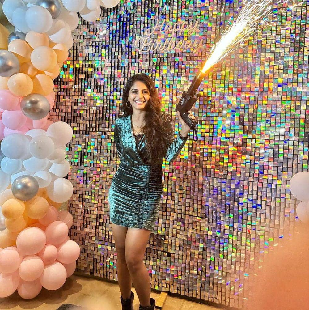 referensi outfit feminin ala Megha Chakraborty (instagram.com/chakrabortymegha)