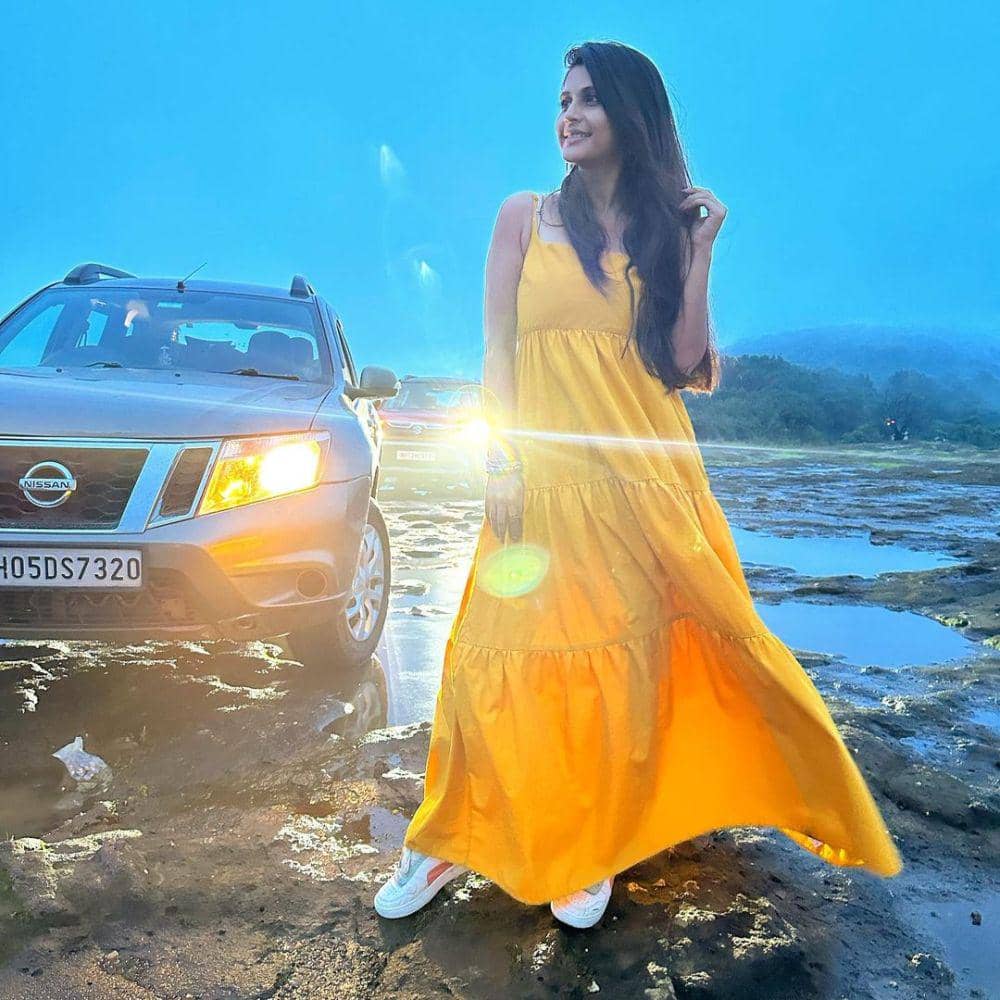 referensi outfit feminin ala Megha Chakraborty (instagram.com/chakrabortymegha)