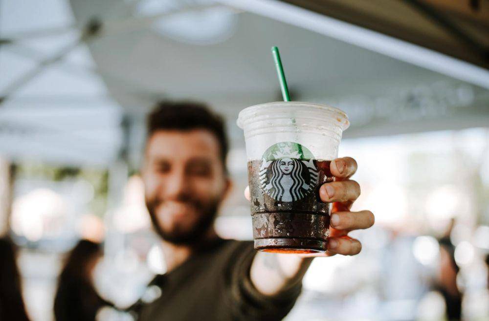 Starbucks (unsplash.com/Omar Lopez)
