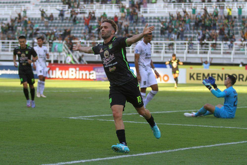 Pesepak bola Persebaya Jose Pedro Magalhaes Valente (tengah) melakukan selebrasi usai membobol gawang Borneo FC pada pertandingan Liga 1 di Stadion Gelora Bung Tomo, Surabaya, Jawa Timur, Minggu (3/9/2023). ANTARA FOTO/Moch Asim/nz